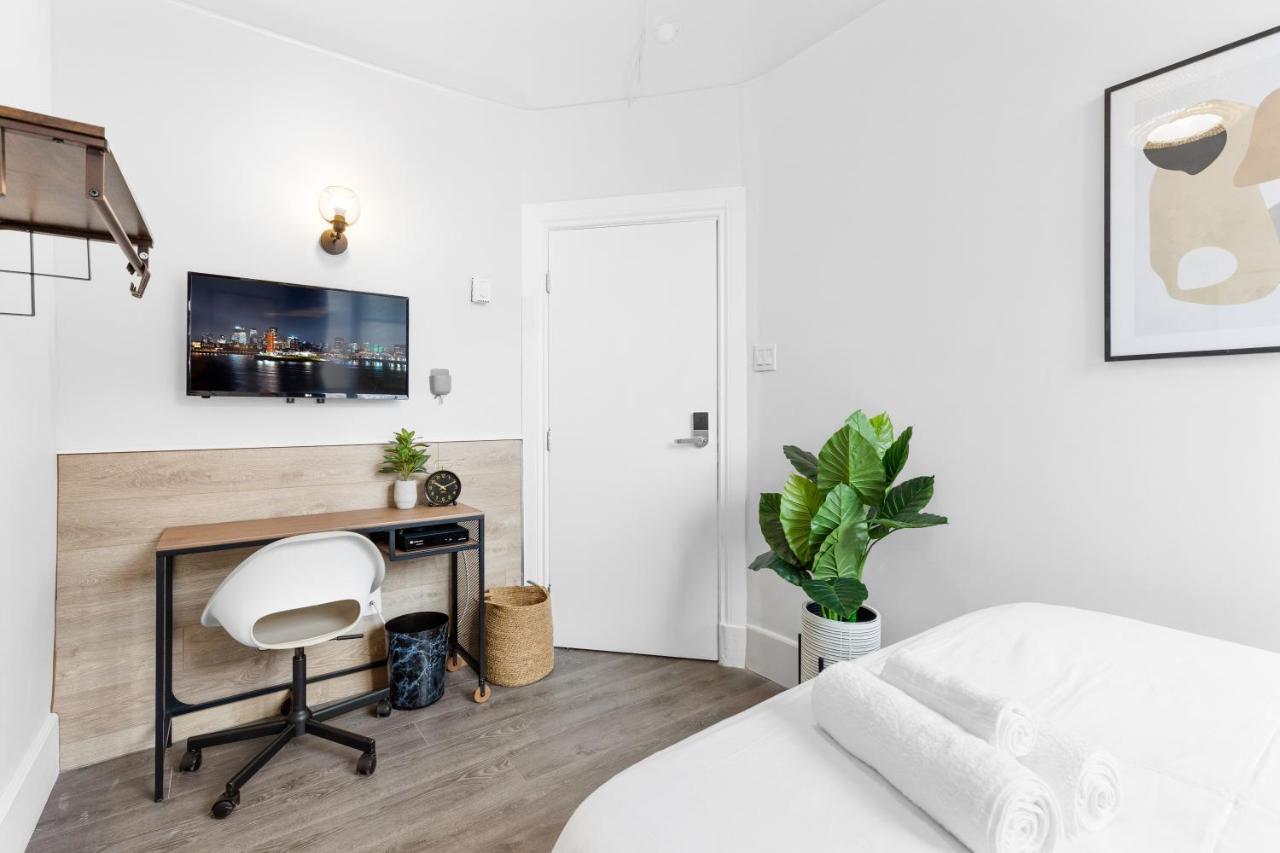 Le Sand & Stone Hotel Монреал Екстериор снимка