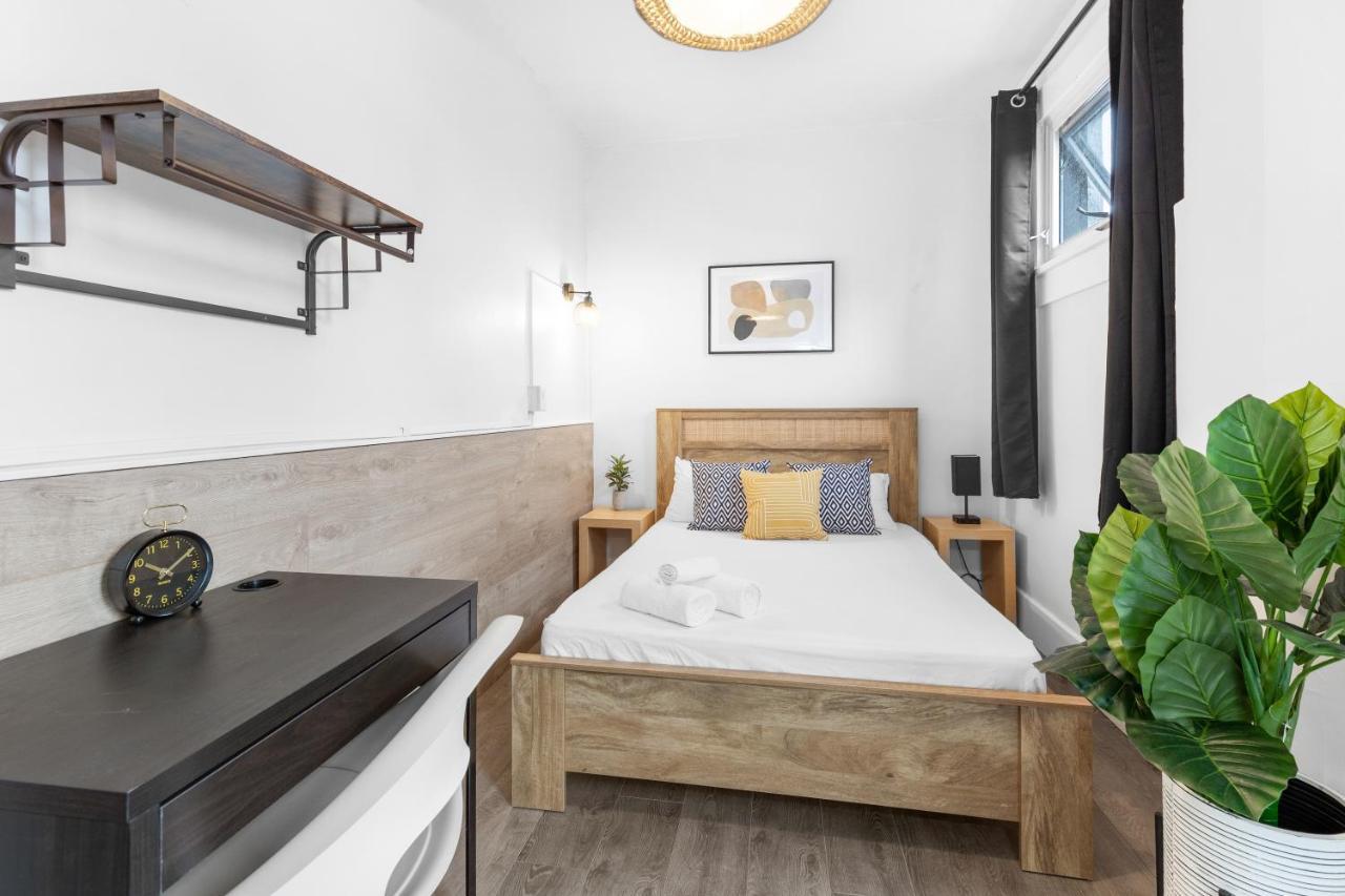 Le Sand & Stone Hotel Монреал Екстериор снимка