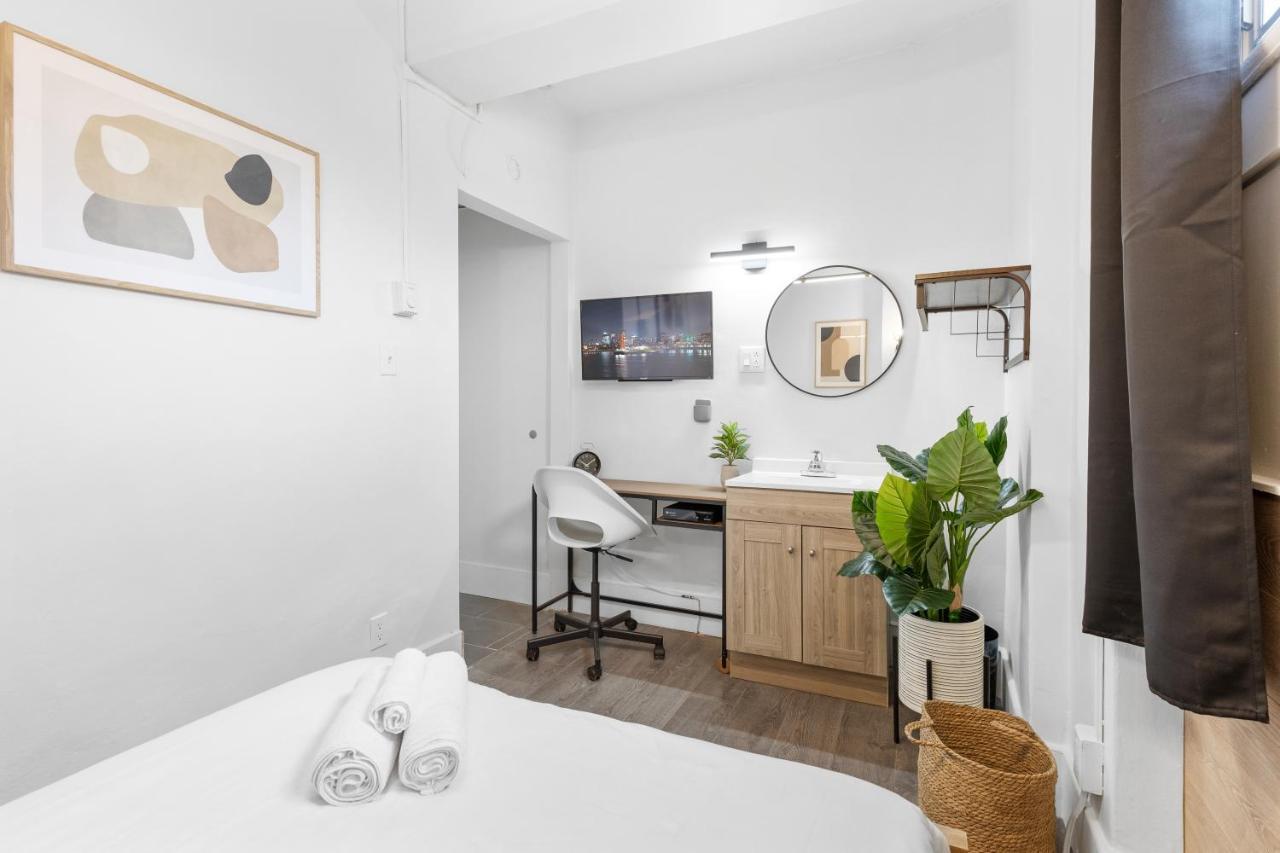 Le Sand & Stone Hotel Монреал Екстериор снимка